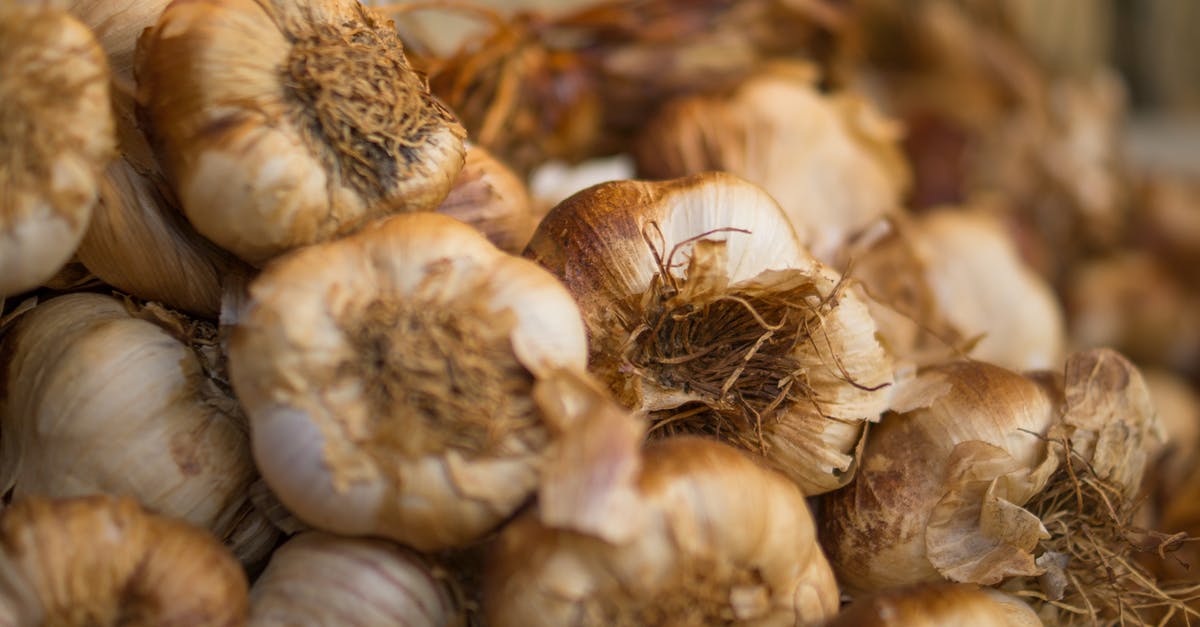 (Why) do onions taste sweeter when cooked at lower temperature? - Shallow Focus Photography of Garlics