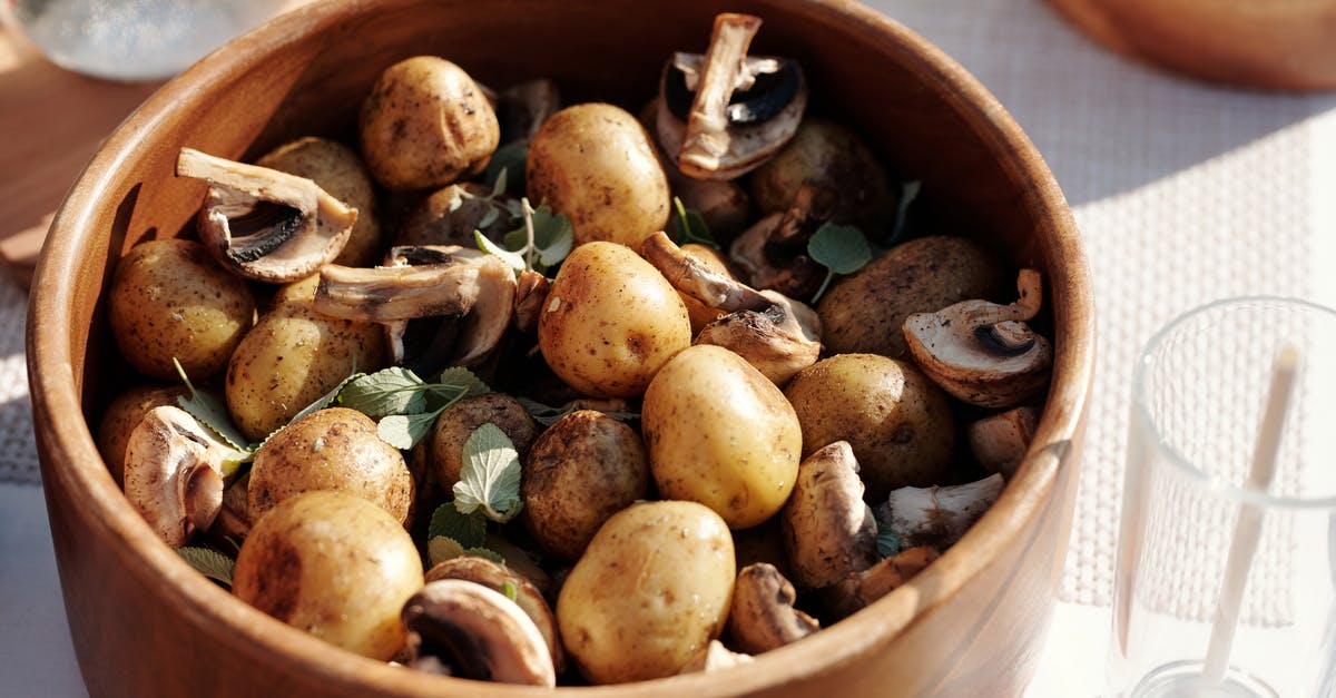 Why does cooking mushrooms longer alter the taste so much? - Brown and Green Mushrooms in Brown Wooden Bowl