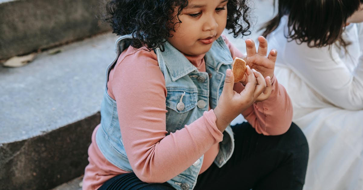 Why should I rest gingerbread dough? - Black girl having gingerbread treat with friend